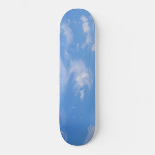 Blauer Himmel mit wispy Wolken Skateboard