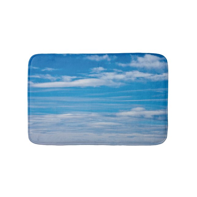 Blauer Himmel mit Wolkenkratzern Badematte (Vorderseite)