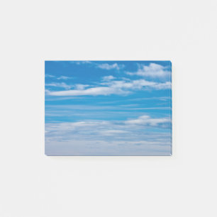Blauer Himmel mit Wolkenkratzern Post-it Klebezettel