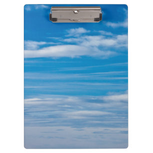Blauer Himmel mit Wolkenstreifen Klemmbrett