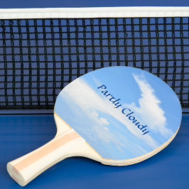 Blauer Himmel teilweise bewölkt mit Drehung Tischtennis Schläger