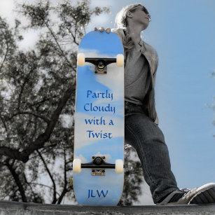 Blauer Himmel teilweise bewölkt mit einer Drehung  Skateboard