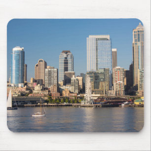 Blauer Himmel über der Uferpromenade von Elliott B Mousepad