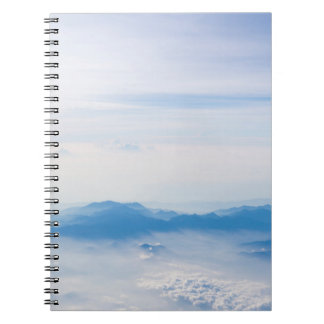 Blauer Himmel und Berge Ansicht aus dem Flugzeug s Notizblock