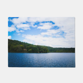 Blauer Himmel und ruhiges Wasser im Frühjahr Fußmatte