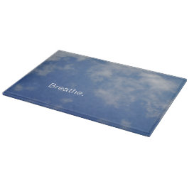 Blauer Himmel und weiche Wolken "atmen" Glas Schneidebrett