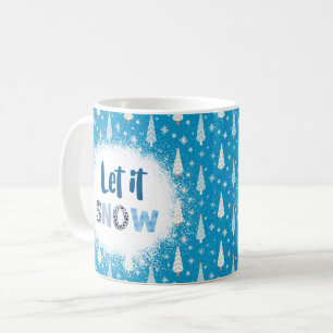 Blauer Hintergrund mit Bäumen und "Let it Snow" Kaffeetasse