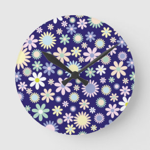 Blauer Hintergrund mit Blumenmuster Runde Wanduhr