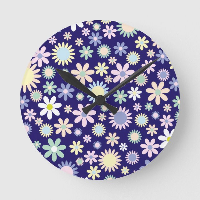 Blauer Hintergrund mit Blumenmuster Runde Wanduhr (Vorderseite)