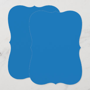 blauer Hintergrund mit schwarz-weißer Uhr