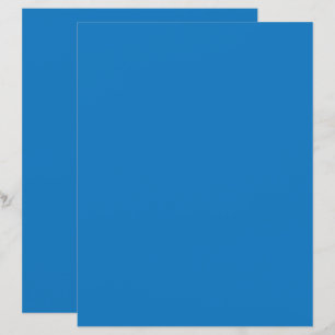 blauer Hintergrund mit schwarz-weißer Uhr