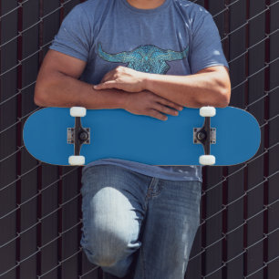 blauer Hintergrund mit schwarz-weißer Uhr Skateboard