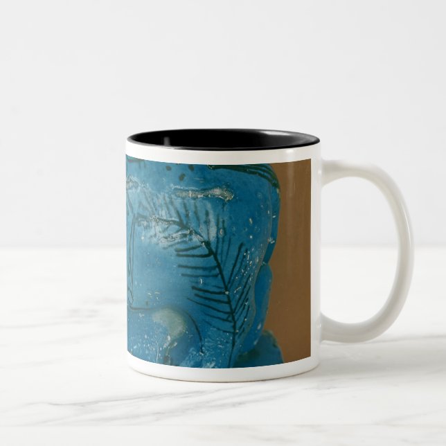 Blauer Hippopotamus mit schwarzer Dekoration Zweifarbige Tasse (Rechts)