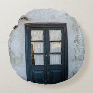 BLAUER HOLZTÜR IN WEISSEM GEBÄUDE RUNDES KISSEN