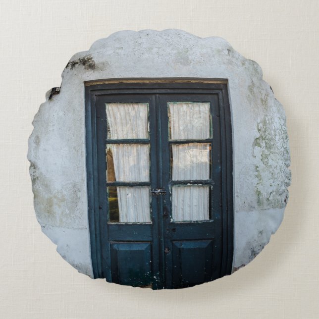 BLAUER HOLZTÜR IN WEISSEM GEBÄUDE RUNDES KISSEN (Vorderseite)