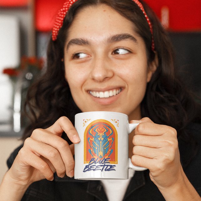 Blauer Käfer Scarab Talavera Graphic Jumbo-Tasse (Person holding mug)