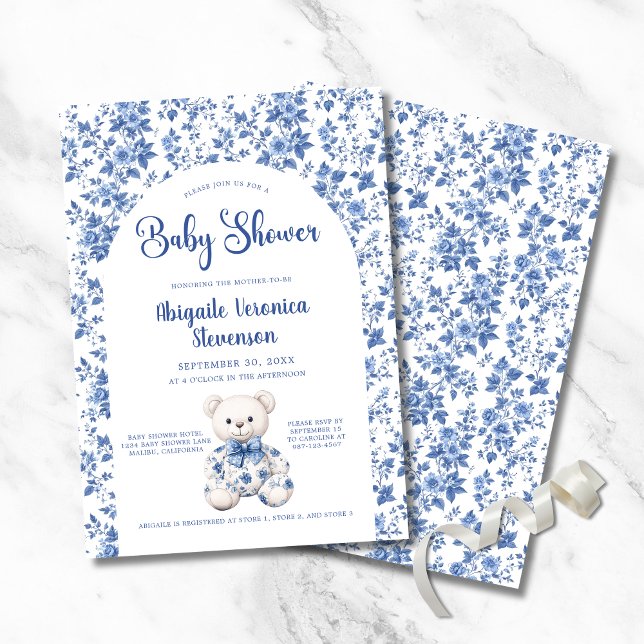 Blauer Kinderwagen Einladung (Elegant Blue Toile Baby Shower Invitation with Teddy Bear, Couple Names, Parents to Be or Mom to Be.)