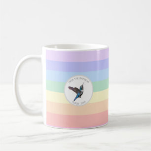 Blauer Kolibri auf pastellfarbenem Regenbogen Kaffeetasse