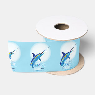 Blauer Marlin springt aus dem Ozean Satinband