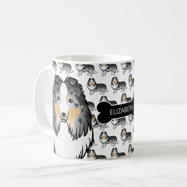 Blauer Merle Cartoon Sheltie mit Dog Bone und Name Kaffeetasse (Vorderseite Links)