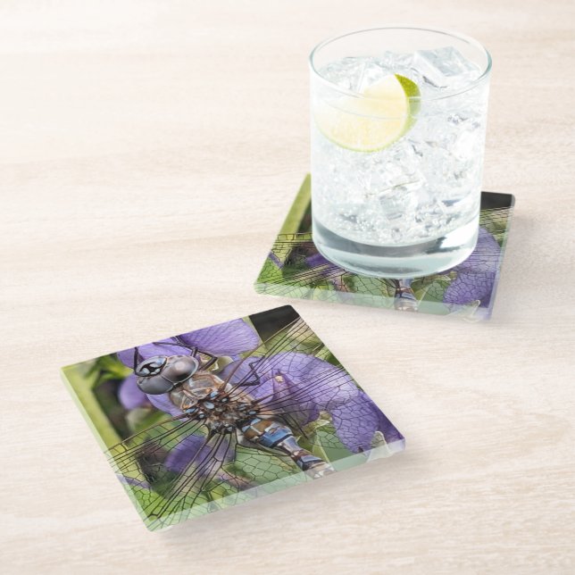 Blauer Mit Augen Darner Dragonfly auf der Blume Glasuntersetzer (Schrägansicht)