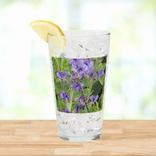Blauer Mit Augen Darner Dragonfly auf Purple Flowe Glas
