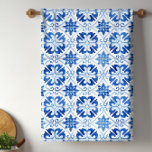 Blauer Mittelmeerraum Geschirrtuch<br><div class="desc">Handtücher aus blau-weiß mediterranen Fliesen. Schöne blau-weiße mediterrane Fliesen Hintergrund. Sie können Text zu personalisieren hinzufügen.</div>