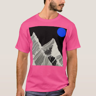 Blauer Mond über schneebedeckten Bergen Abstrakt A T-Shirt