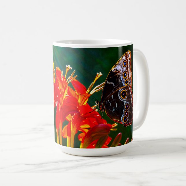 Blauer Morpho-Schmetterling auf Crocosmia Lucifer- Kaffeetasse (VorderseiteRechts)