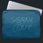 Blauer Name Modern Minimalistisch Schlicht Laptopschutzhülle<br><div class="desc">Sie können die Schriftart und Farben leicht ändern. Sie können auch Ihr Logo und das Hintergrundbild hinzufügen,  wie Sie möchten.</div>