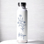 Blauer Navy Name Floral Bachelorette Bridal Trinkflasche<br><div class="desc">Feiern Sie stilvoll mit unserem Namen Hand Scripted Bachelorette Brautparty Thermal Wine Tumbler. Mit seinem eleganten, personalisierten Drehbuch-Design ist dieser Schuster ideal, um Getränke während Ihrer Brautfeierlichkeiten bei optimaler Temperatur behalten. Aus hochwertigen, isolierten Materialien gefertigt, ist es genauso praktisch wie schick. Ideal für Junggeselinnen-Abschiede, Brautpartys oder als nachdenkliches Geschenk verbindet...</div>