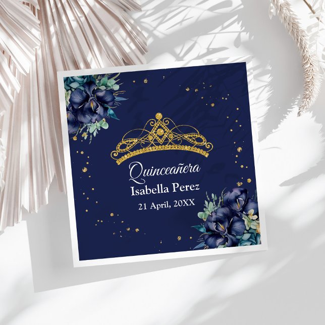 Blauer Navy und Gold Tiara Quinceanera Serviette (Navy Blue Floral and Gold Tiara Quinceanera Napkins on a sunny white table.)