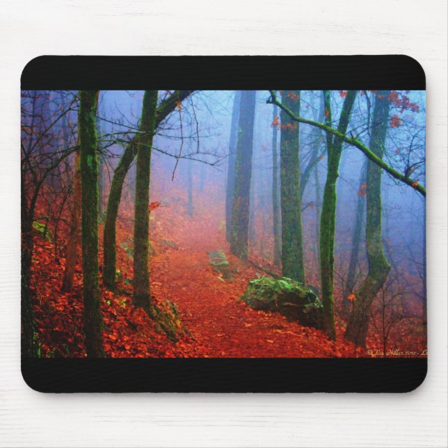 Blauer Nebel in gestrichenem Wald Mousepad (Vorne)