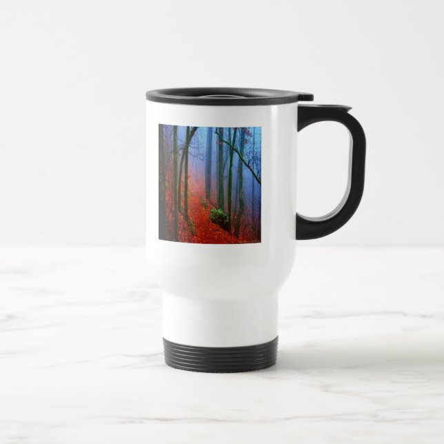Blauer Nebel in gestrichenem Wald Reisebecher (Rechts)
