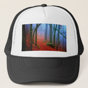 Blauer Nebel in gestrichenem Wald Truckerkappe