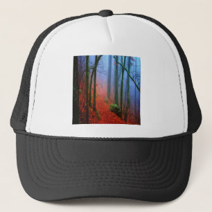 Blauer Nebel in gestrichenem Wald Truckerkappe