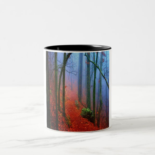 Blauer Nebel in gestrichenem Wald Zweifarbige Tasse (Mittel)