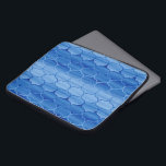 Blauer Ogee Muster Laptopschutzhülle<br><div class="desc">Die stilvolle, individuelle Laptop-Hülle weist ein undurchsichtiges blaues Ogee-Muster auf. Die ineinander greifenden Ogeen-Formen reichen von dunkelblau bis hellblau und hinten. Im Gegensatz dazu verlagern sich die Konturen der kontinuierlichen S-Kurve von hellblau zu dunkelblau und rückwärts. Die blau-geometrisch gestrichenen Formen haben einen modernen, handgefertigten Look. Die Farbstriche fügen den Farben...</div>