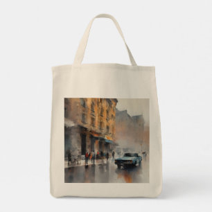 Blauer Oldtimer in nebliger Stadtlandschaft Tragetasche