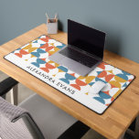 Blauer orange Gelber Retro Print MONOGRAMM Schreibtischunterlage<br><div class="desc">Mit unserer modernen Retroschreibmatte aus der Mitte des Jahrhunderts mit einem faszinierenden Vintagen Muster aus den 70er oder 60er Jahren stärken Sie Ihren beruflichen Stil. Die Suite präsentiert ein einzigartiges Design mit Halbkreisen und Jakobsfiguren in lebhaften Blau-, Orange- und Gelbtönen. Personalisieren Sie Ihren Arbeitsbereich, indem Sie Ihren Namen zur angegebenen...</div>