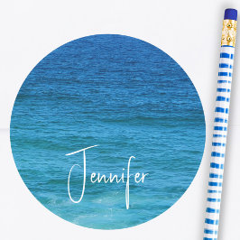 Blauer Ozean an der Küste Runder Aufkleber