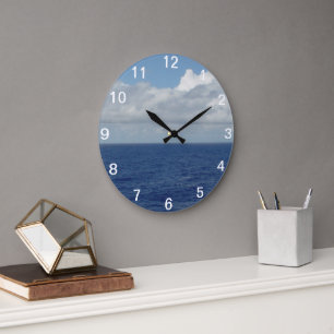 Blauer Ozean und flauschige Wolken Nummern Wanduhr