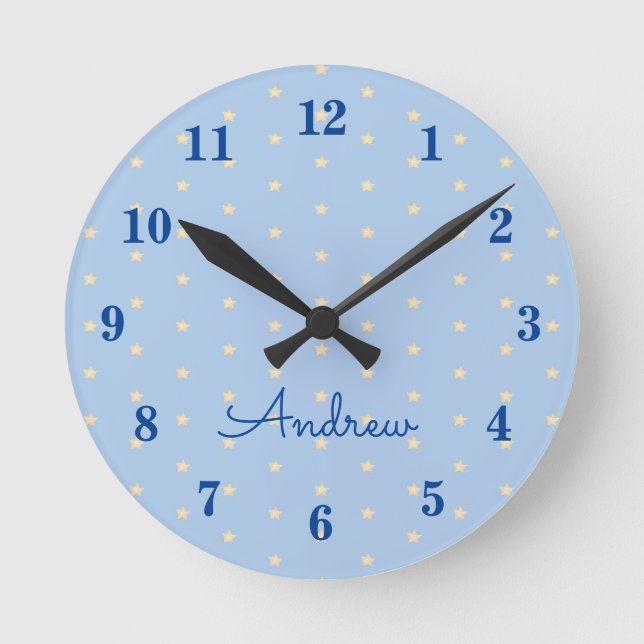 Blauer personalisierter Junge  Runde Wanduhr (Vorderseite)