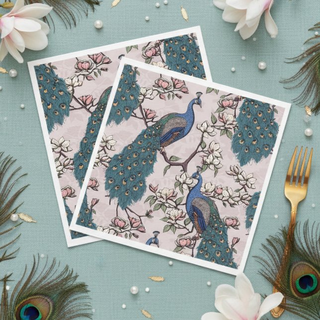 Blauer Pfau und Magnolien Rosa Serviette (Elegant Pink Peacock Napkins. Colorful Blue Peacocks with Teal Feather Floral Chinoiserie Pattern)