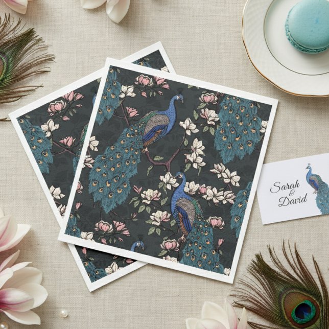 Blauer Pfau und Magnolienschwarz Serviette (Elegant Black Peacock Napkins. Colorful Blue Peacocks with Teal Feather Floral Chinoiserie Pattern)