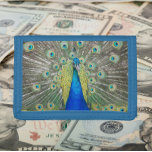Blauer Pfauenfeder Trifold Geldbörse<br><div class="desc">Sicheres Geld und Kreditkarten mit dieser Brieftasche,  die das Foto eines wunderschönen,  blauen Pfaues mit farbenprächtigen Flügelspitzen zeigt. Wählen Sie Ihre Portemonnaie aus.</div>