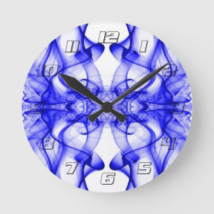 Blauer Rauch auf weiß mit Zahlen Runde Wanduhr