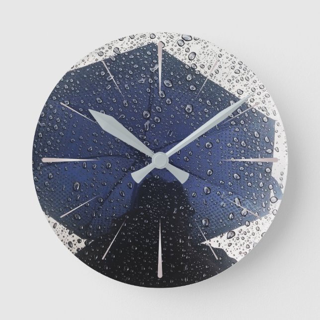 Blauer Regenschirm Runde Wanduhr (Vorderseite)