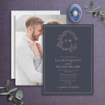Blauer Rosa-Monogramm-Foto Hochzeit Einladung<br><div class="desc">Wir lieben diese trendige, moderne marineblaue Blush Rosa Foto Hochzeitseinladung! Es ist einfach, elegant und so hübsch, mit einem handgezeichneten, grünen Kranz umgeben von einem modernen Hochzeitsmonogramm. Es ist in eleganter Typografie personalisiert und mit handgeschriebener Kalligrafie akzentuiert. Schließlich ist es in einem zarten Rahmen getrimmt und die Rückseite der Karte...</div>