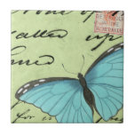 Blauer Schmetterling auf Aquamariner Postkarte Fliese<br><div class="desc">Diese aquamarine Postkarte trägt eine Schönheitsbotschaft. Eine zarte,  blauflügelige Schmetterling-Erholung auf der Karte,  die einige der darin enthaltenen Skripte verschleiert. Dieser Vision Studio-Druck würde eine tolle Ergänzung zu Ihrer Zuhause darstellen!</div>